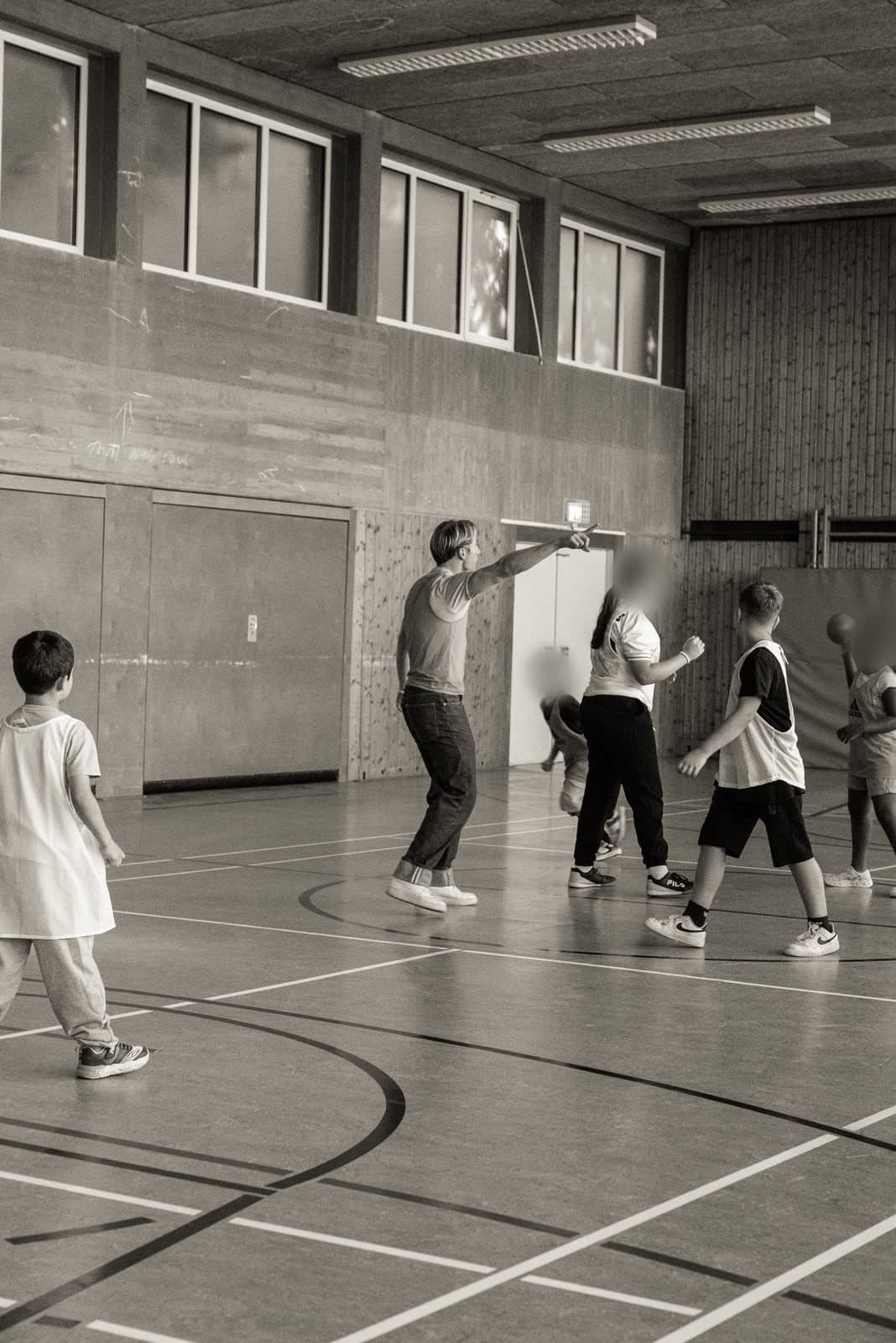 Fußball mit Kindern in der Sporthalle
